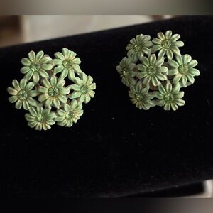 Vintage set green daisy rhinestone clip on earrings and brooch